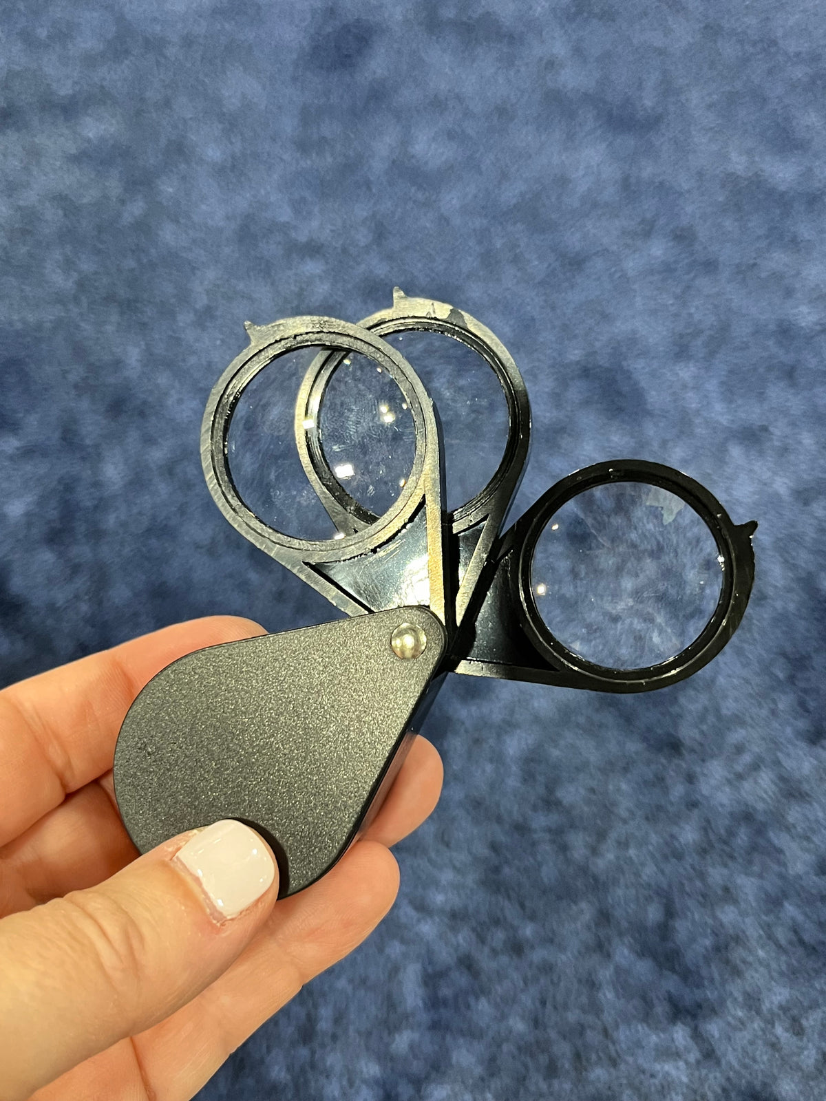 3 loop handheld magnifier